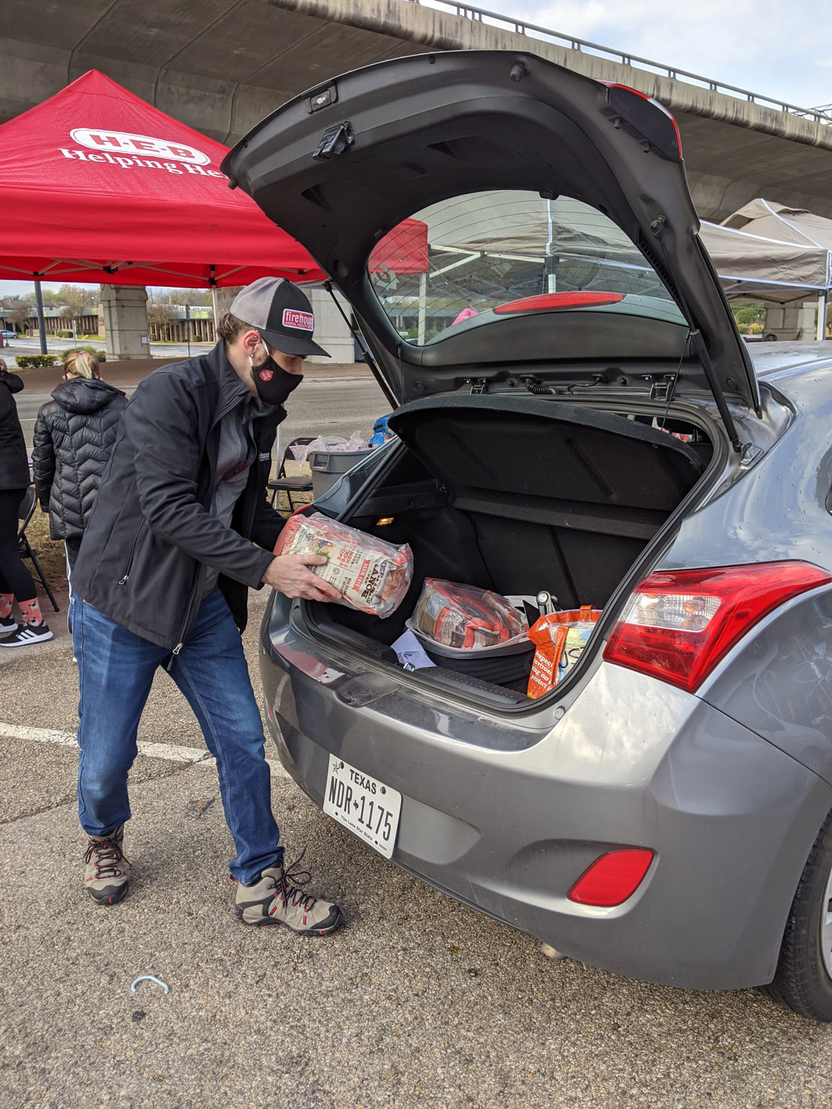 Firehouse worked with AHS and HEB to distribute hundreds of pounds of free cat and dog food to Austin pet parents. The pet food was graciously donated by HEB. Firehouse continued these events throughout the fall of 2021.